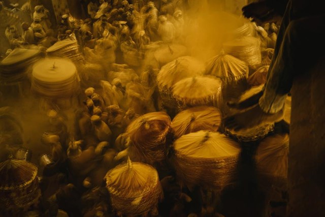 Tiếp đ&oacute; l&agrave; bức ảnh ghi lại một khoảnh khắc tại&nbsp;Lễ hội Haldi, Ấn Độ. Hằng năm, mỗi dịp diễn ra lễ hội, l&agrave;ng Pattan Codoli lại chuyển sang m&agrave;u v&agrave;ng với những "đ&aacute;m m&acirc;y nghệ", kỷ niệm ng&agrave;y sinh của vị thần Vittal Birdef Maharaj tại địa phương. Ảnh: Donell Gumiran.